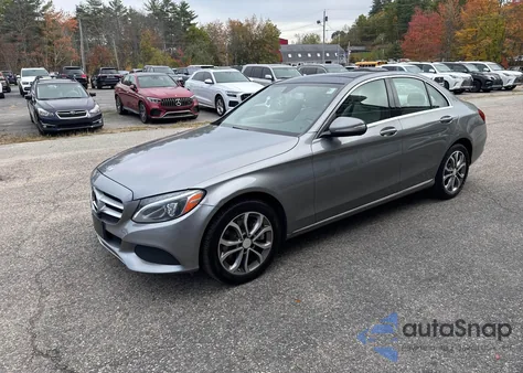 2015 Mercedes-Benz C 300 4Matic z USA, uszkodzony, nr VIN 55SWF4KB4FU029007